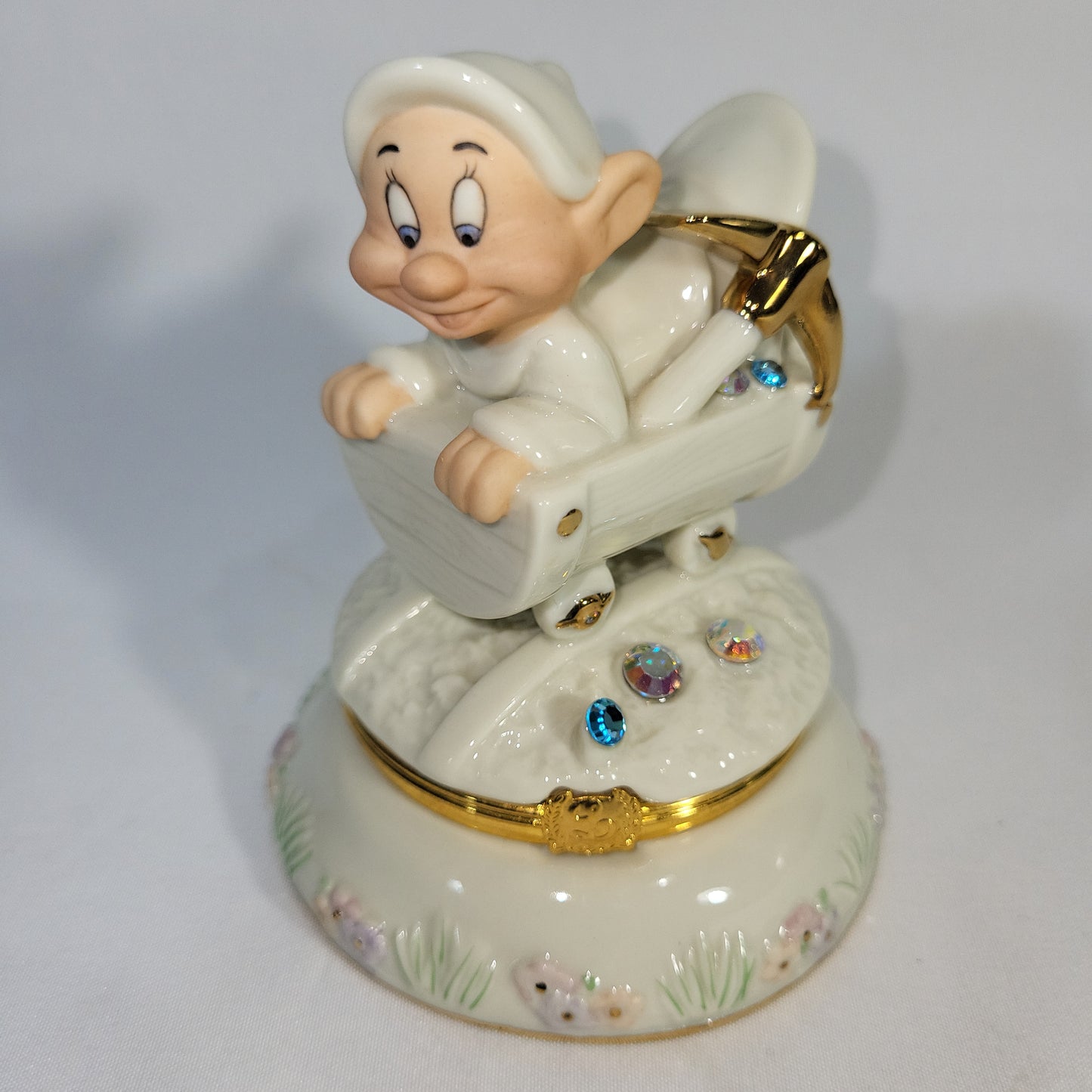 LENOX Disney Snow White & the Seven Dwarfs Treasure Box Figures with Display Stand