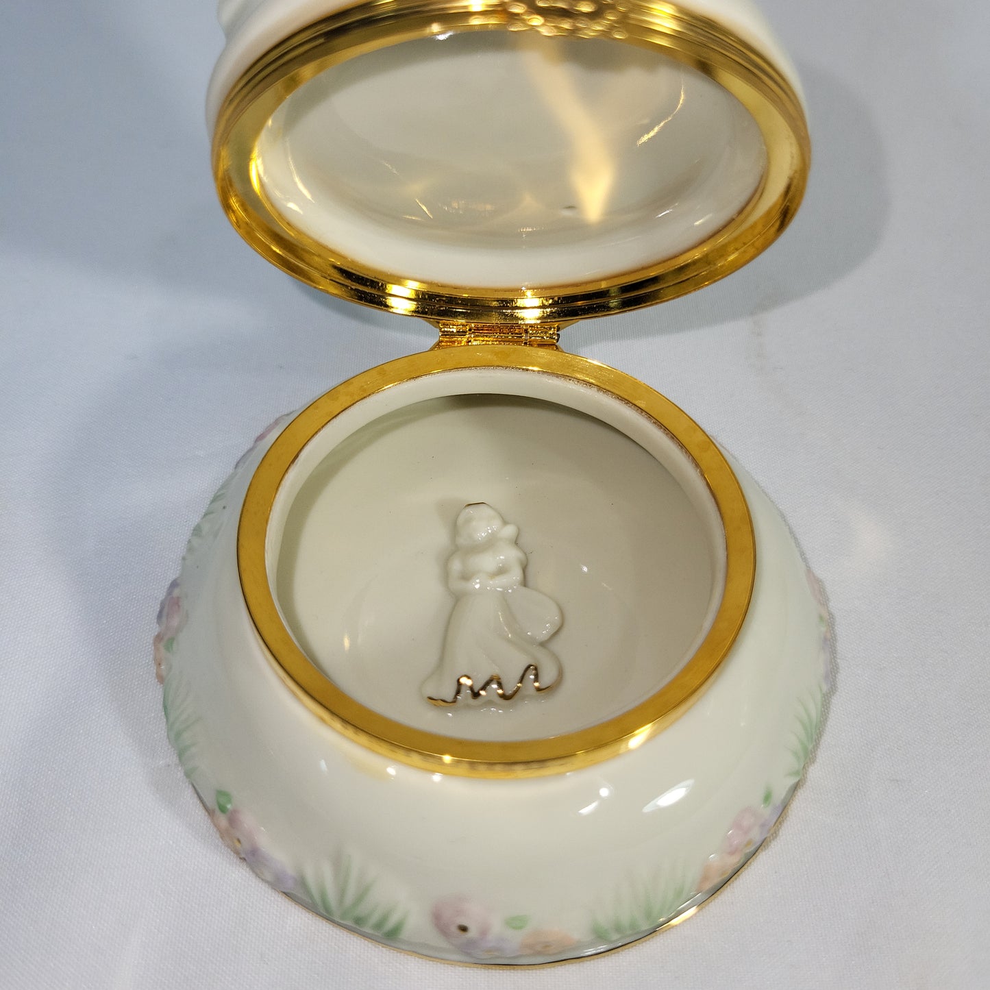 LENOX Disney Snow White & the Seven Dwarfs Treasure Box Figures with Display Stand