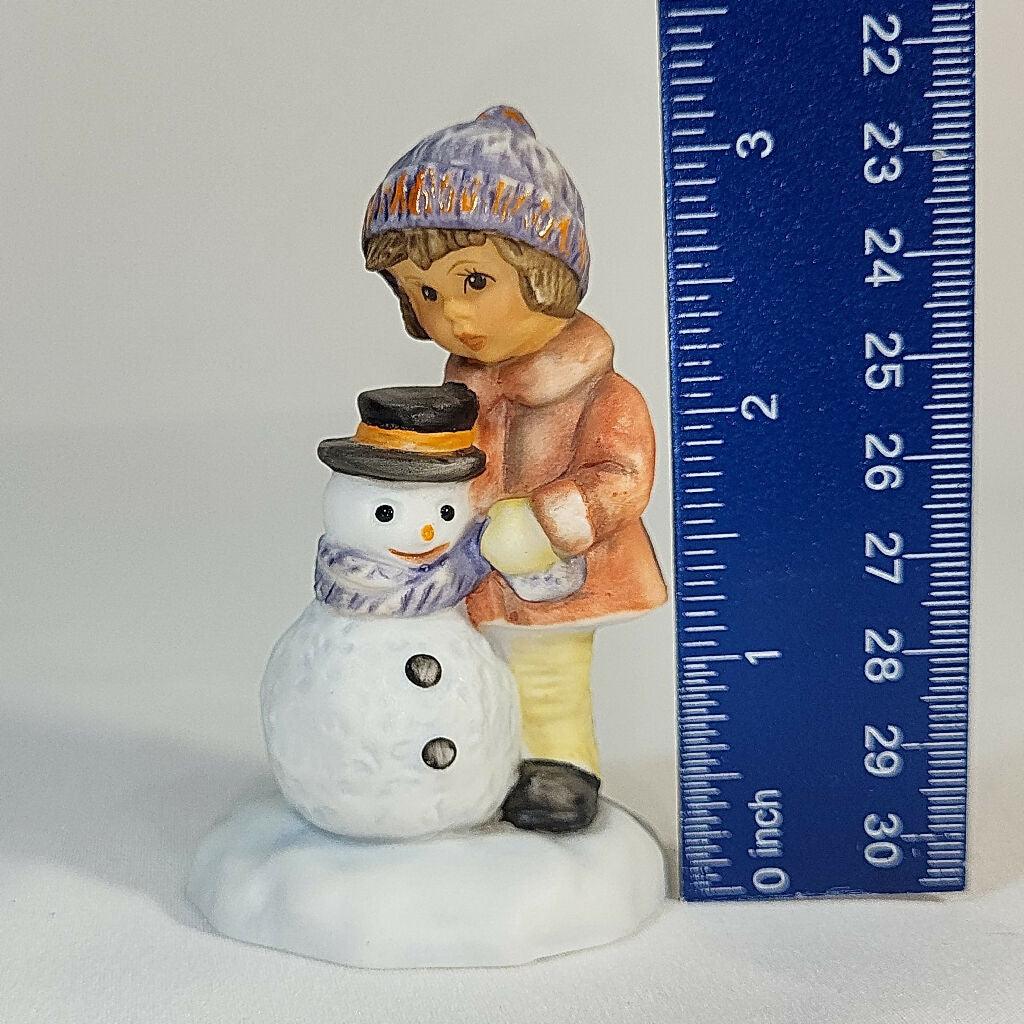 Goebel Hummel "A Gif t for Snowman" Little Girl with Snowman #92 - trèsBin