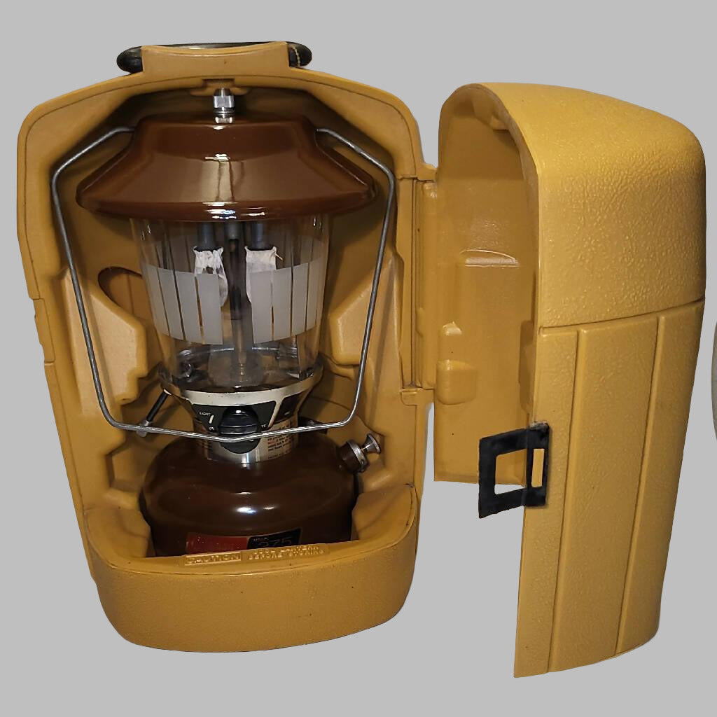 1978 Coleman Camp Lantern Model 275 with Pyrex Glass & Yellow Clamshell Hard Carrying Case - trèsBin